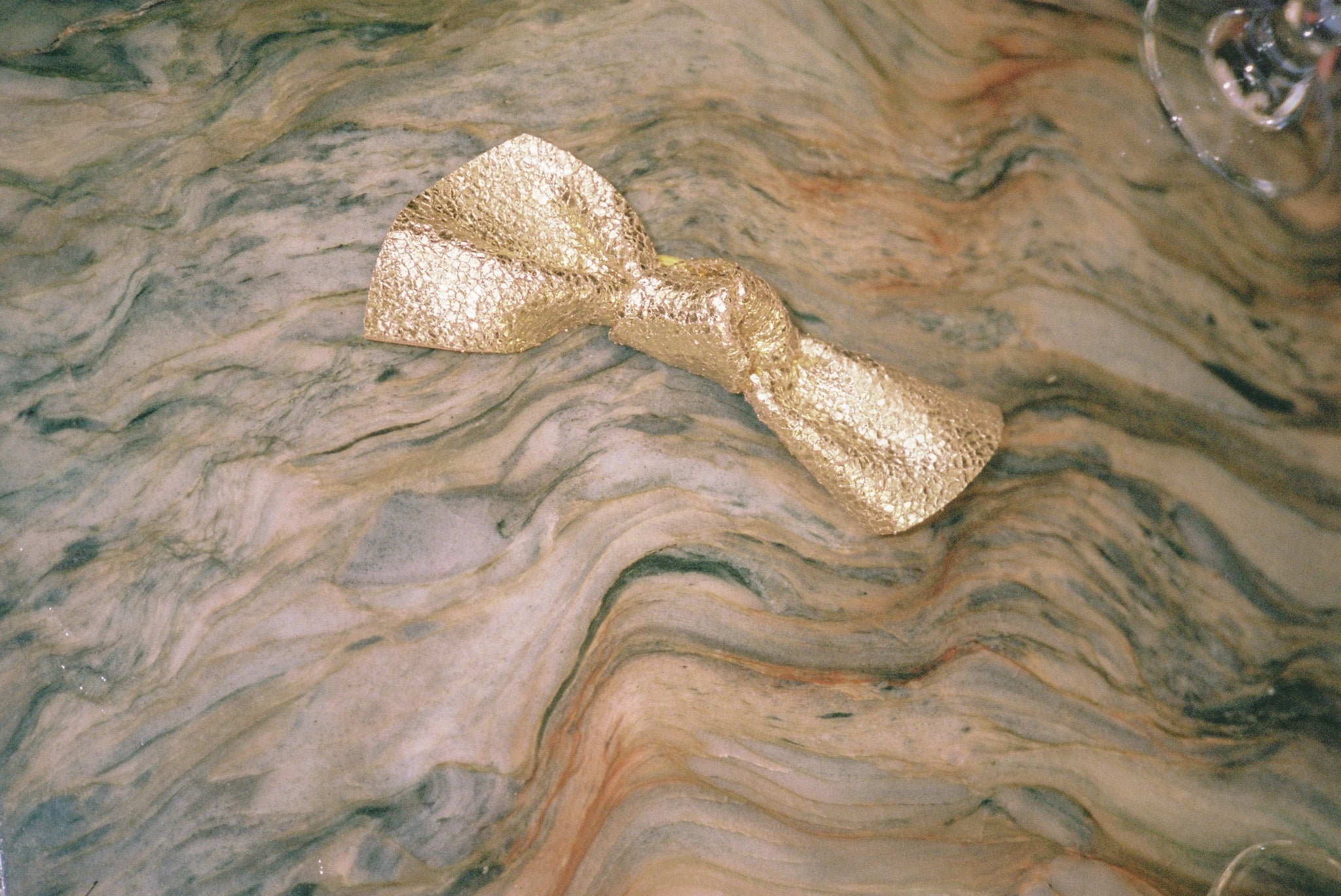 Linnie hair elastic grand bow Crackled metallic goat Gold - Anonymous Copenhagen